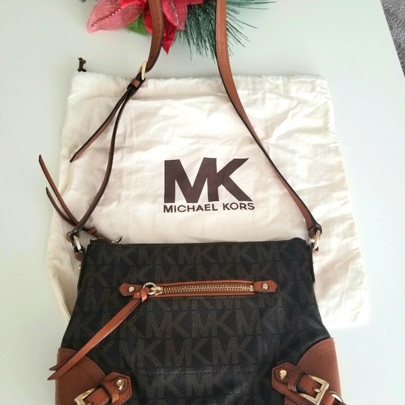 🔥SALE🔥 Beautiful MK Signature Shoulder Bag - Picture 2 of 4